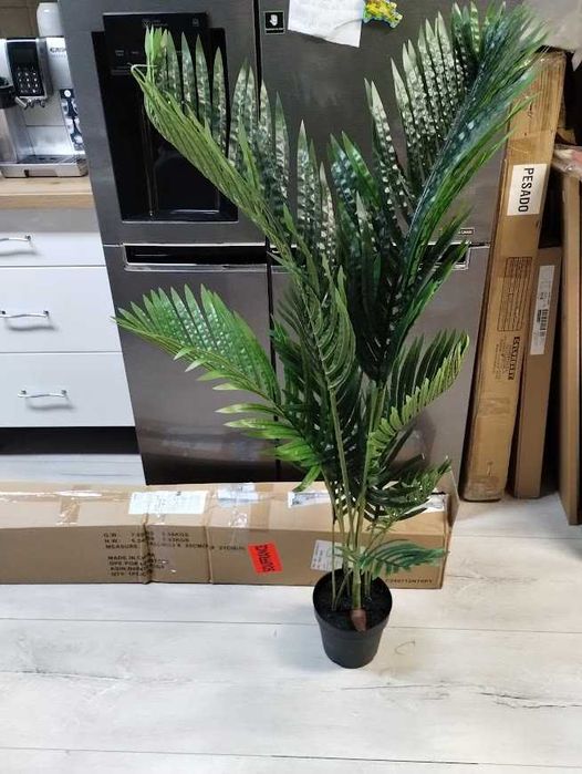 Sztuczna palma Amazon Basics w plastikowej doniczce Wysokość 119,8 cm