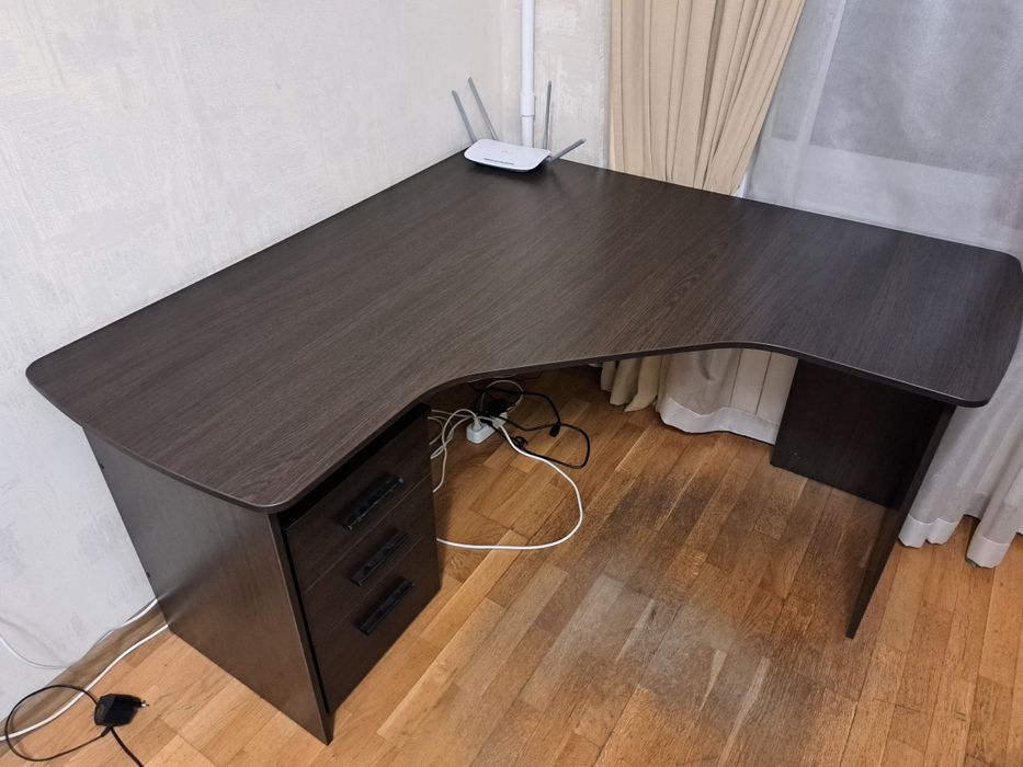 Стіл офісний кутовий з тумбою