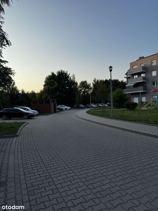 Kawalerka w centrum Maślic, w cenie piwnica, miejsca postojowe,