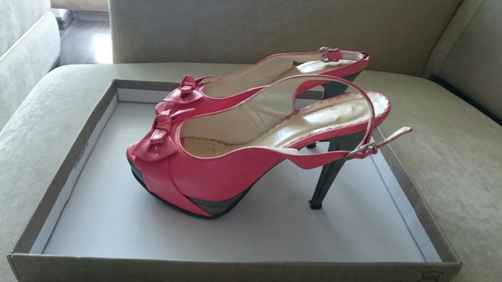 Malinowe skorzane szpilki