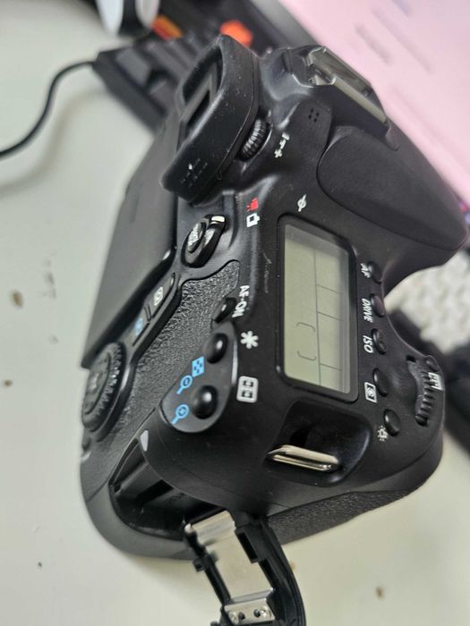 Зеркальная камера Canon EOS 70D фото-видеокамера