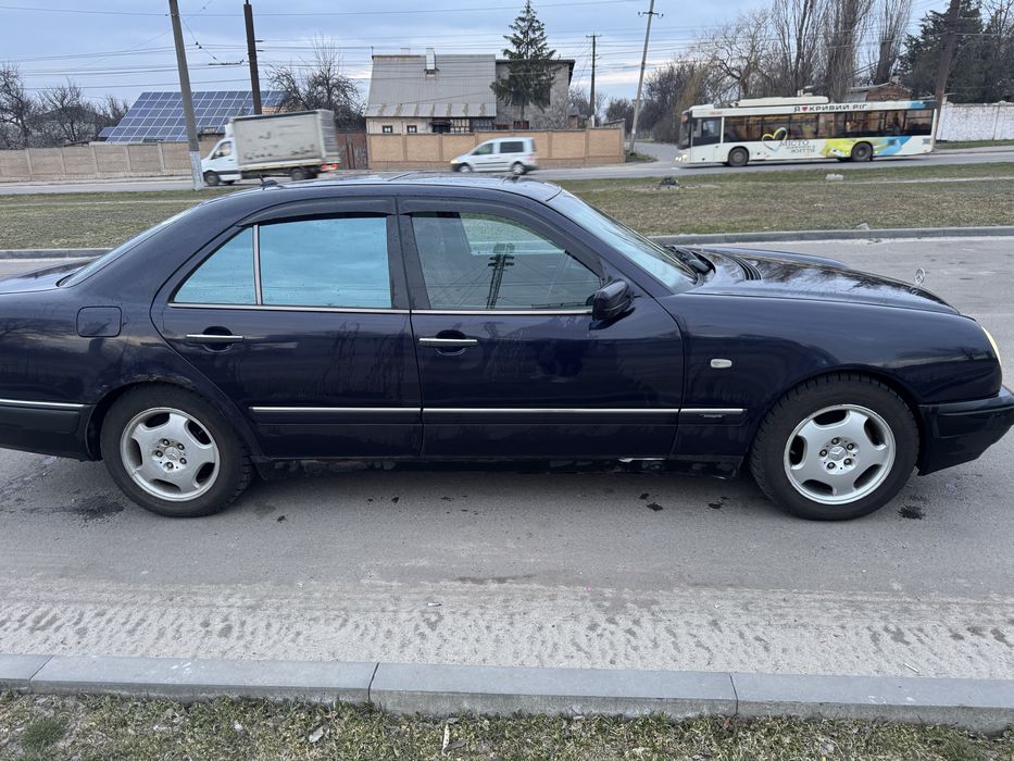 Продам MERCEDES-E240