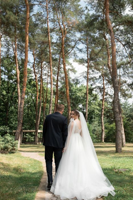 Весільна сукня з невеликим шлейфом