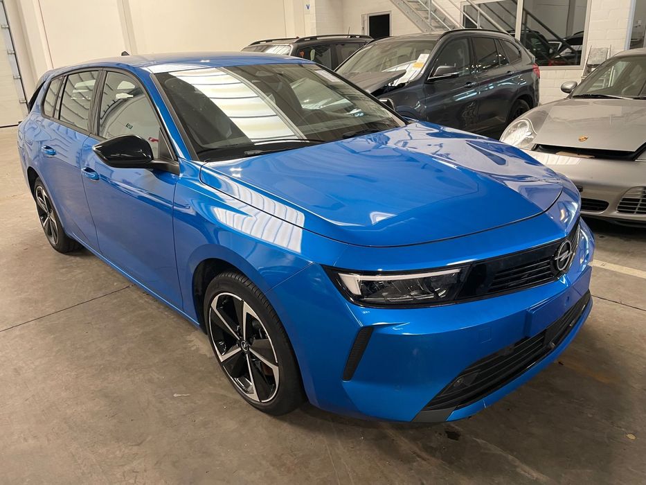Opel Astra uszkodzony