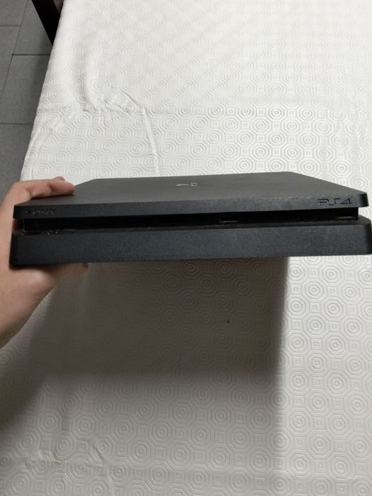Playstation 4 usada em bom estado motivo de venda  ter uma nova