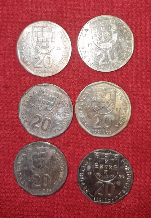 Seis moedas de 20$00 vários anos