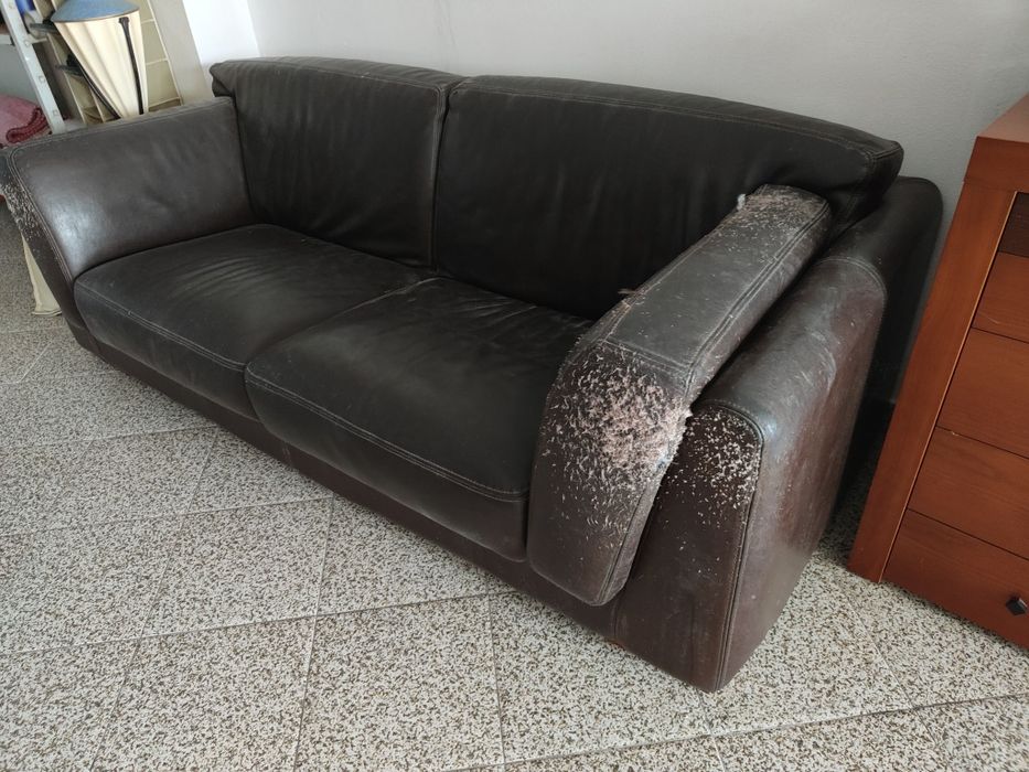 Sofá em pele castanho