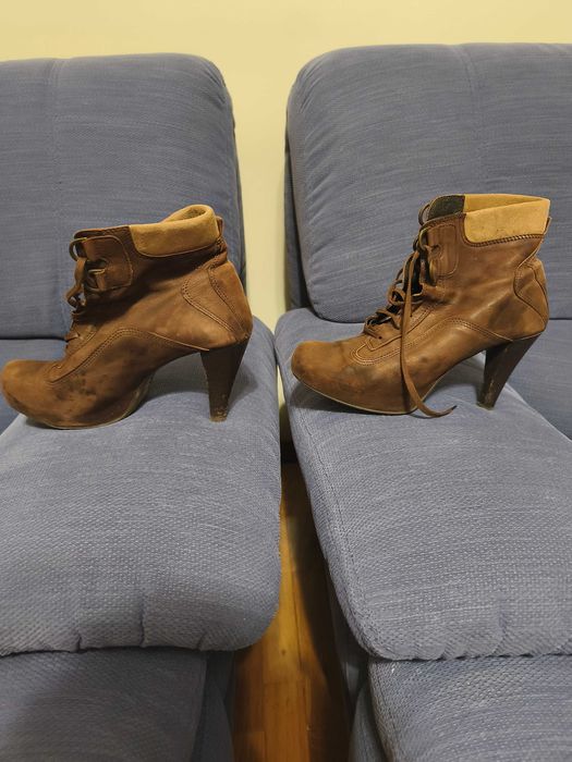 Botins castanhos de salto alto com atacadores — n.º 39