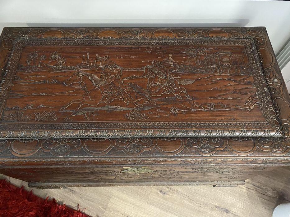 Arca em madeira trabalhada