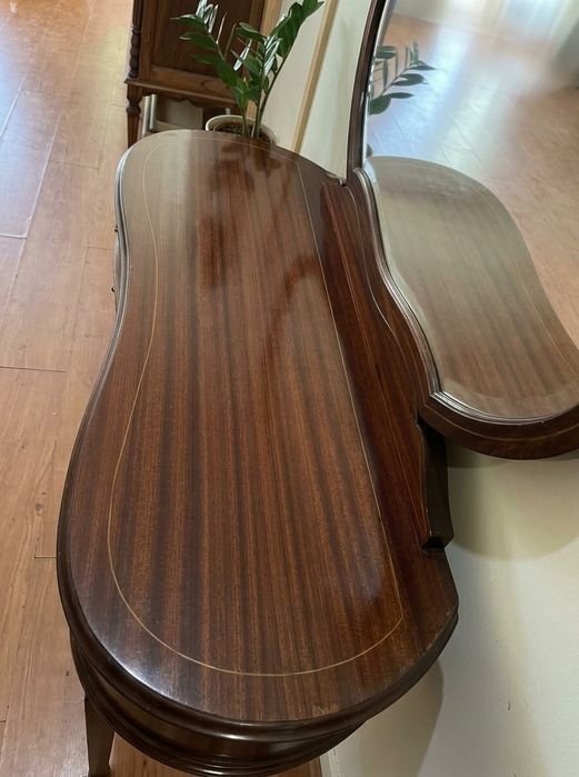 Toucador de madeira com espelho em estilo Queen Anne.
Largura 1,20
Profundidade 42cm
Altura 74