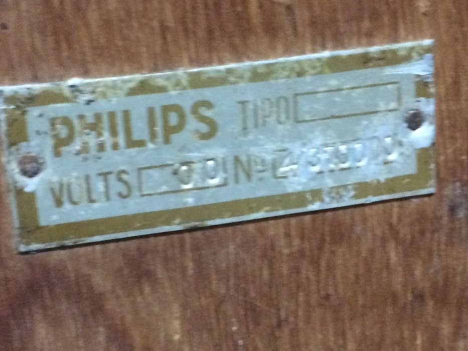 Antigas colunas phillips de pe em madeira anos 70