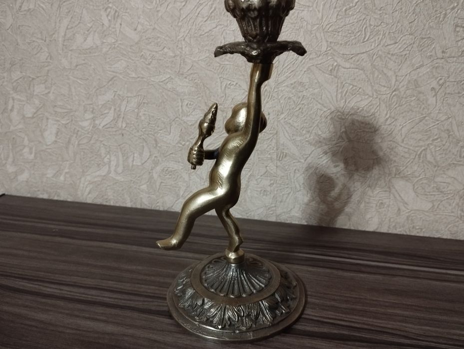 Продам бронзовый подсвечник.