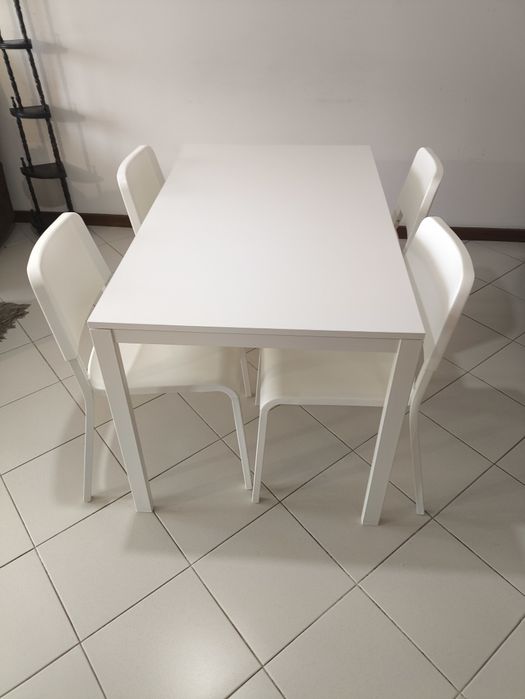 Mesa IKEA com 4 cadeiras