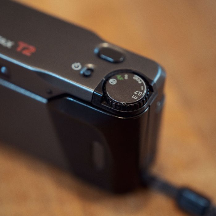 Contax T2 – kompaktowy aparat analogowy 35 mm.