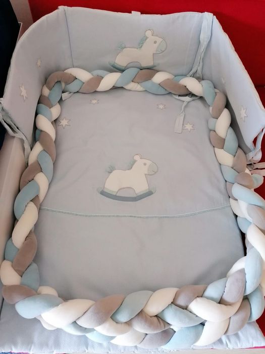 Protetor e edredão para berço ou cama de grades