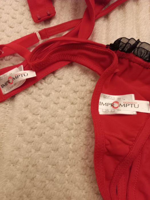 Conjunto novo soutien e tanga vermelhos com folho e lantejoulas pretos