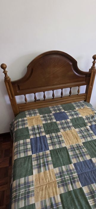 Mobília de Quarto Clássica em Madeira Maciça: 2 Camas Completas + Mesa Cabeceira + Secretária Papeleira