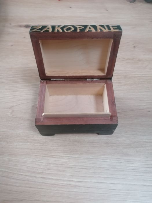 Drewniana szkatułka skrzyneczka