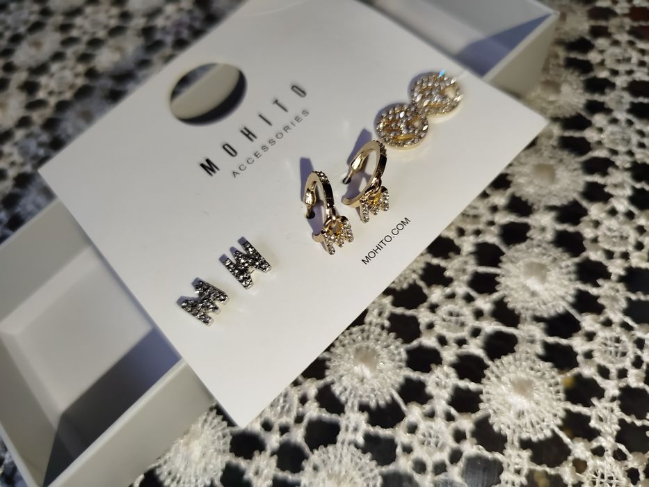 Piękne nowe kolczyki Mohito literki kółka cyrkonie srebrne złote
