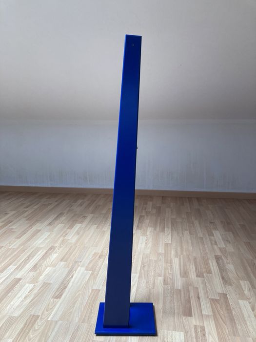 Torre em madeira lacada a azul para CDs