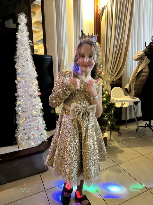 Нарядне плаття на дівчинку 10-12 років.