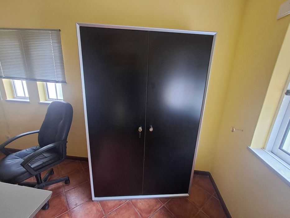 Conjunto de móveis para escritório.