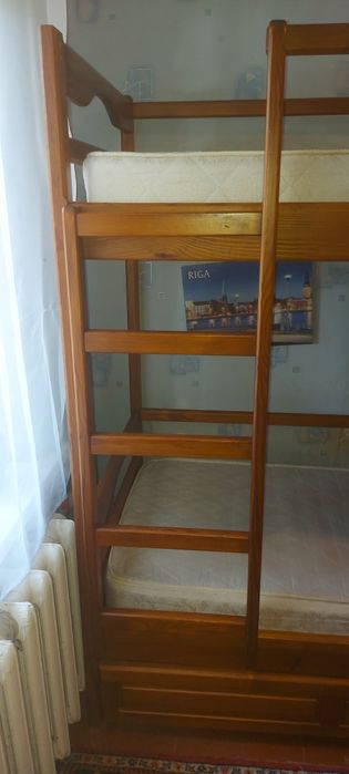 Ліжко двоярусне з деревини