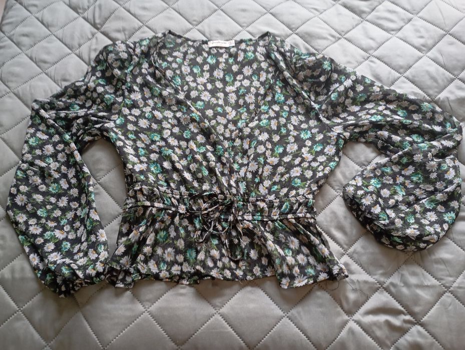 Stradivarius zielona bluzka mgiełka w kwiaty M
