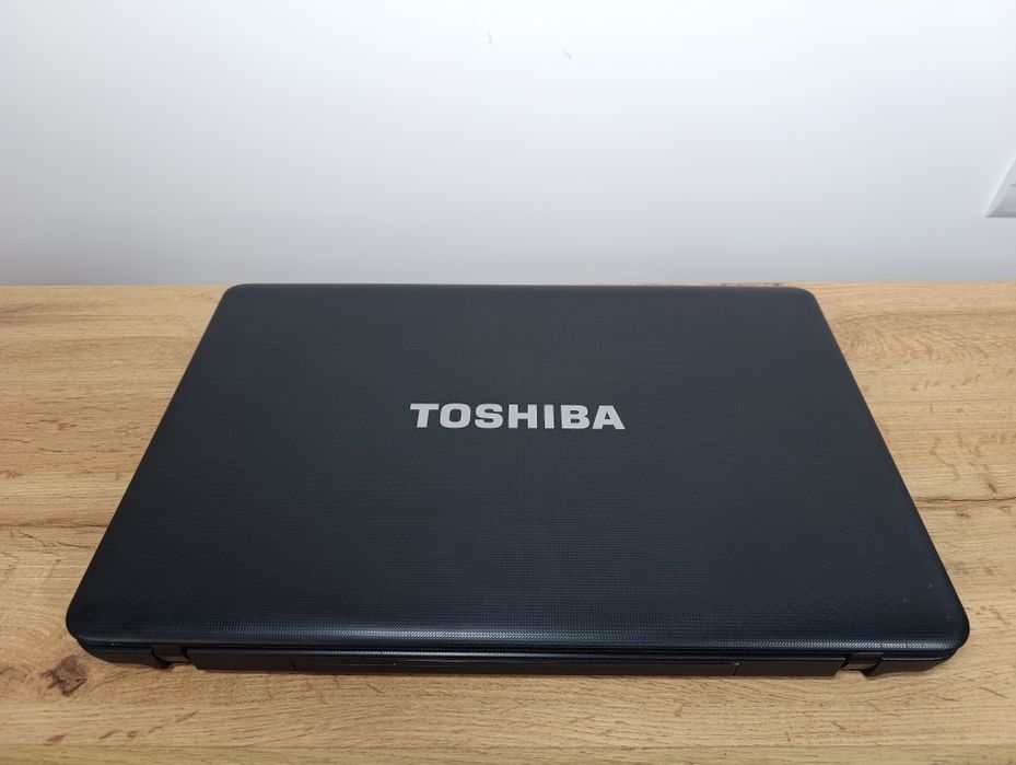 17.3 ноутбук Toshiba/i3-2310M/SSD 256GB/8GB Ram/Батарея 3 години