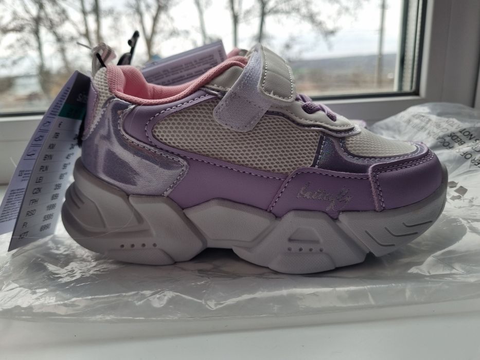 Кросівки дівчачі