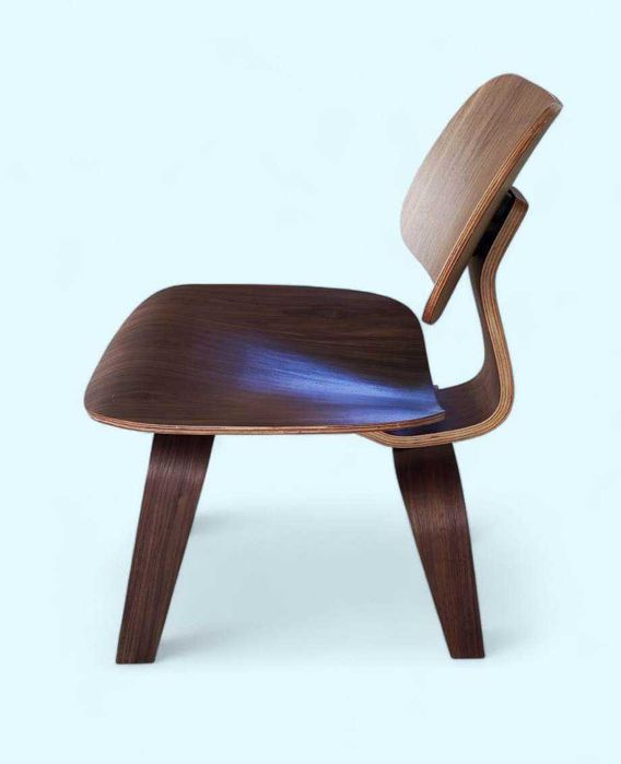 Poltrona de madeira compensada nogueira moldada escultural