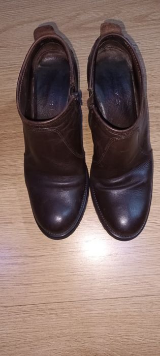 Botas em pele, cor castanho