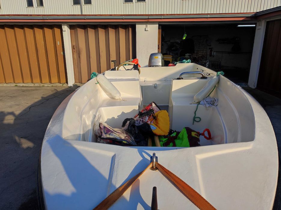 Barco com motor (Honda 25HP 4 tempos) e atrelado