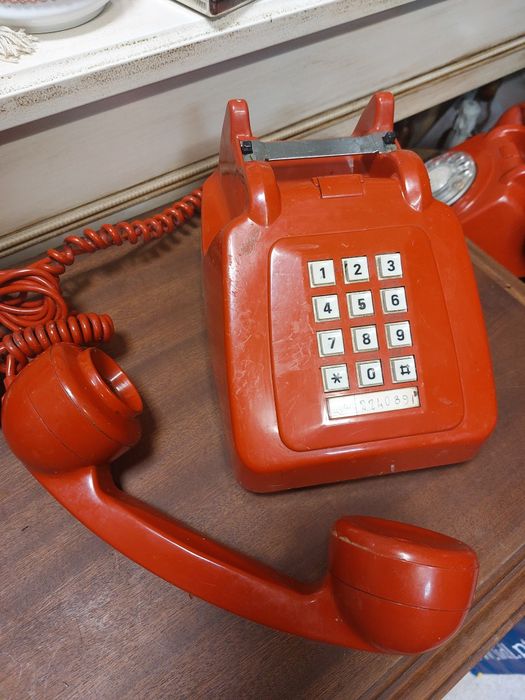 Antigo telefone de teclas com teclado numérico 

Com um design c