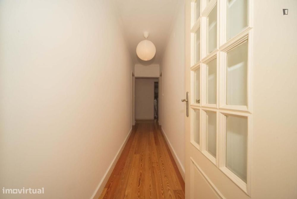 Quarto - localizado em Penha Lisbon