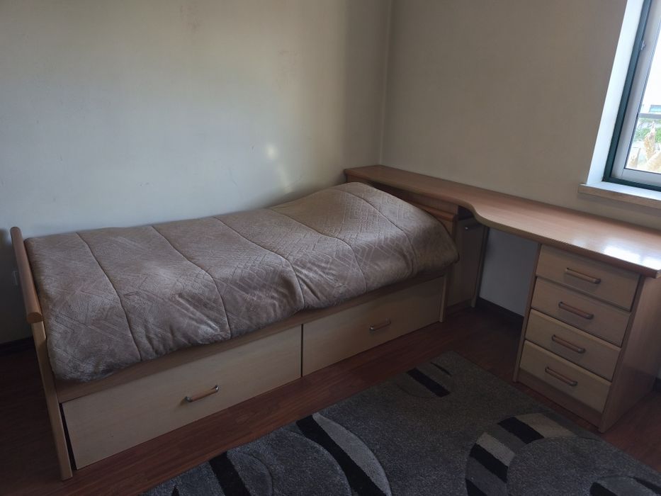 Conjunto de cama de solteiro e mesa de estudo