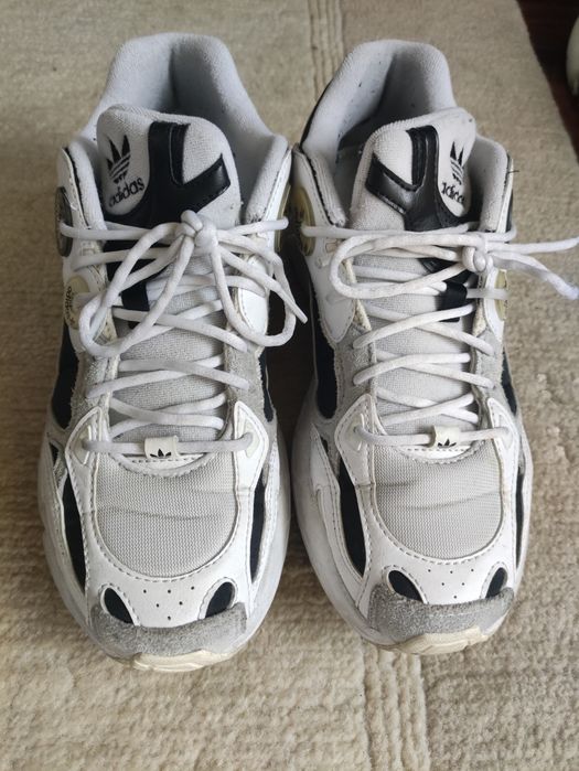 Tênis adidas branco e pretos