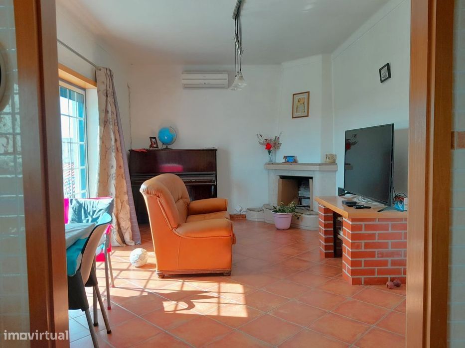 Grande moradia T3+2 com telheiro alto, em Pataias