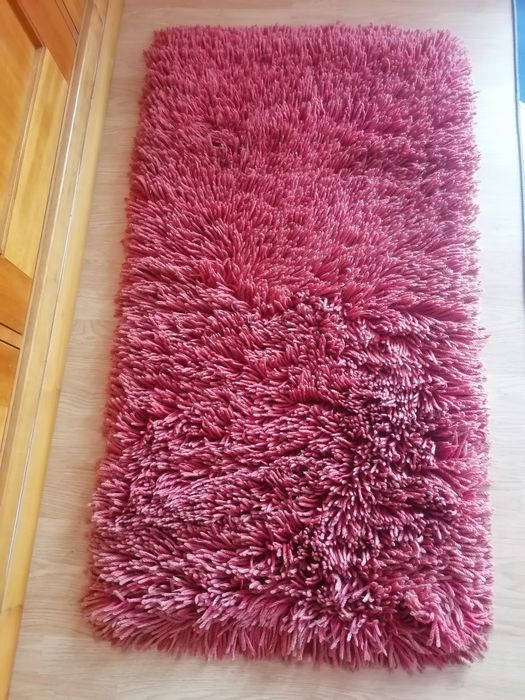 Carpete + 2 tapetes de cor vermelha