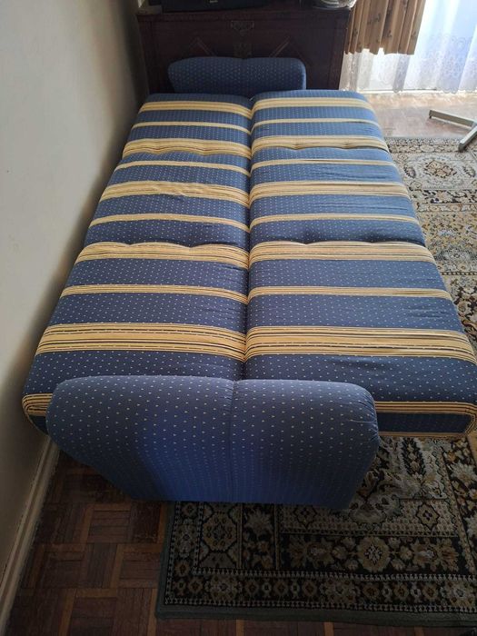 Sofá-cama azul e amarelo