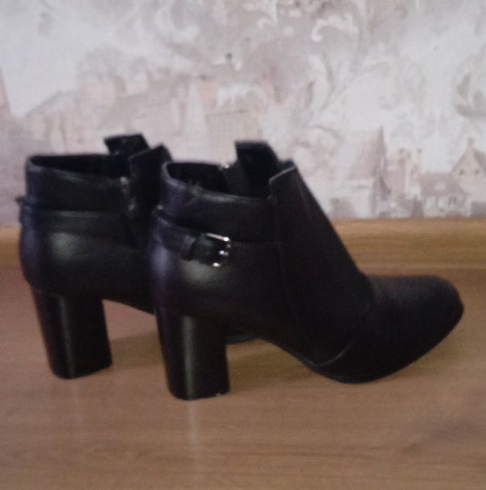 Продам ботильйони на каблуку,в ідеальному стані,40 розмір