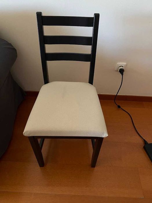 Cadeira com assento acolchoado. (a unidade). Tenho 4 unidades.