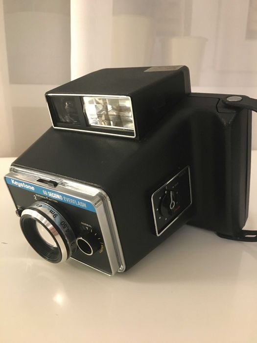 Dwa polaroidy marki Keystone "Rapid Shot" i "60 Second Everflash"