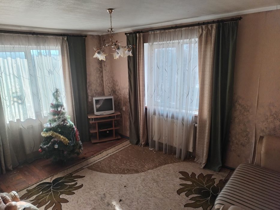 Продається будинок неподалік від центру міста