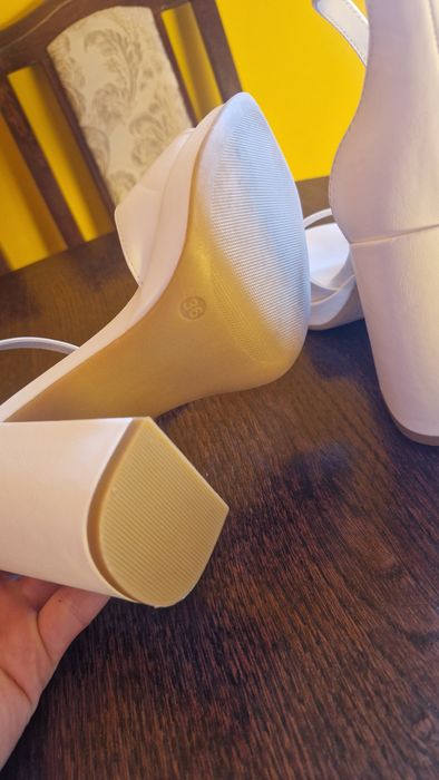 Білі босоніжки 36 розмір