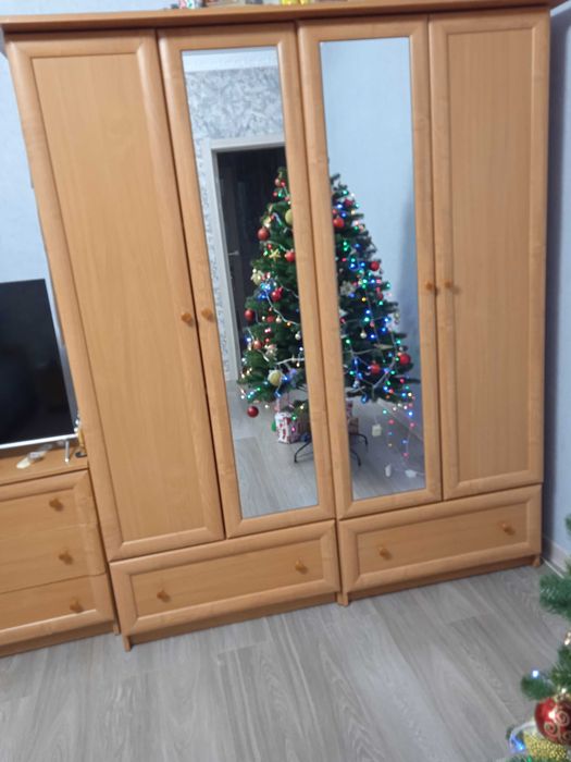 Продаються меблі:шафа, комод, трюмо.