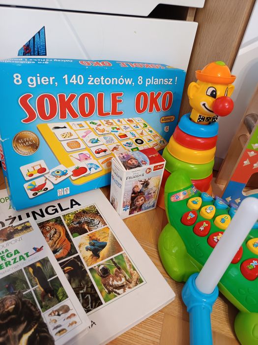 Zabawki, gry, książeczki, misie.