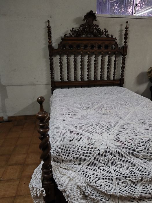Cama de casal /estilo antigo.