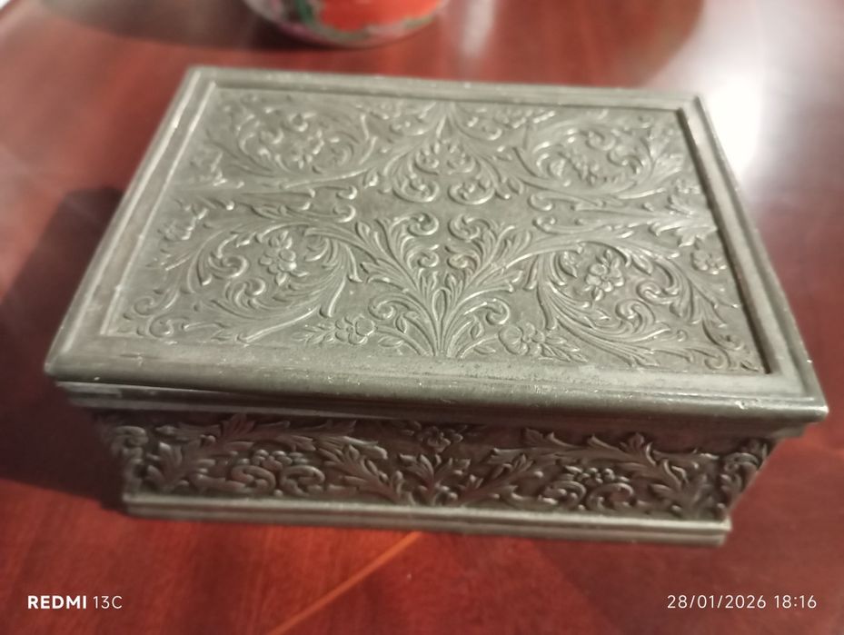 Guarda jóias em estanho