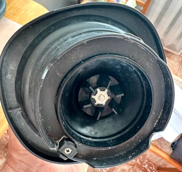 Зламаний блендер Philips.